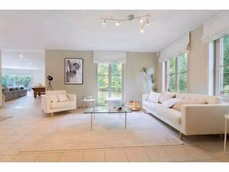 villa de style campagnard avec piscine et sauna