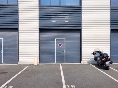 a vendre local dépôt commercial artisanal 2022 anglet zone maignon + bureau environ 165 m2