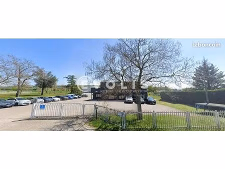 local d'activité 1 820 m²