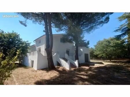 maison charmante sur un terrain arboré