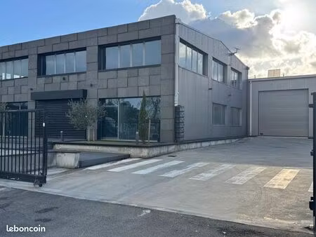 entrepôt + bureau + showroom + parking  local indépendant