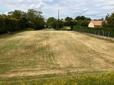 terrain constructible 1500 m² 79100 saint jean de thouars - clôturé  viabilisé  accès réal