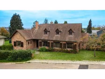 vaste villa à rénover-fort potentiel et possibilité de vie d