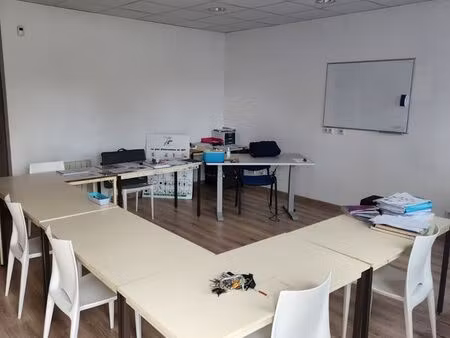 à saisir local aménagé avec dépôt et parking