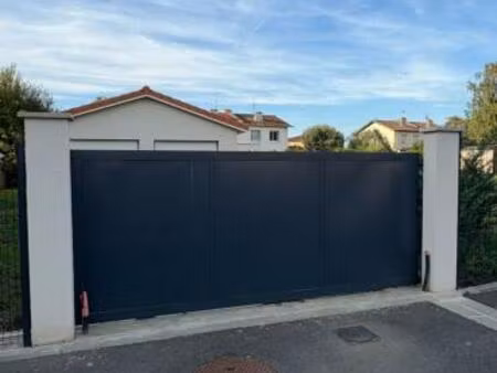 a vendre - saint alban (31140) -terrain plat constructible - viabilise - cloture - garage 