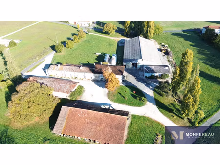 ferme a renover avec 1.7 ha et plus de 2000 m2 de dependanc