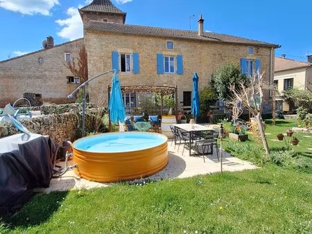 charmante maison en pierres dans joli village