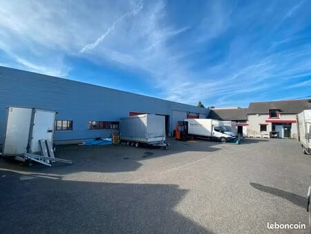 local d'activité 910 m²