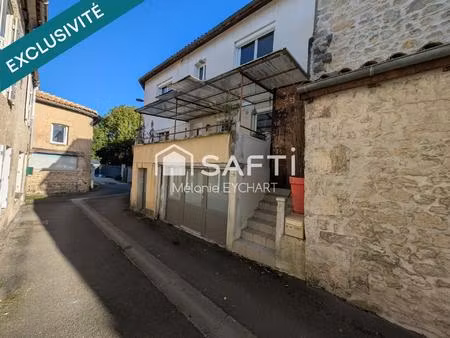 maison de ville avec terrasse dans rue calme