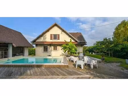 maison avec piscine et terrasse chimilin (38)