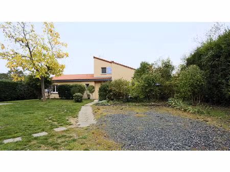 maison familiale lumineuse avec grange et jardin ? cadre paisible à randan