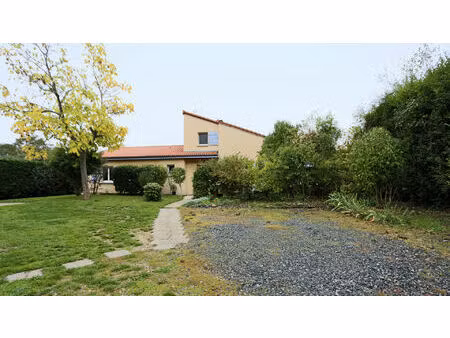 grande maison familiale avec grange  véranda et jardin arboré