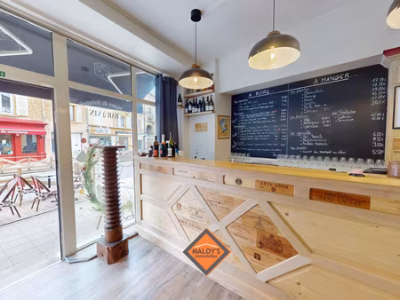 bar à vins au centre du bois d'oingt  village touristique