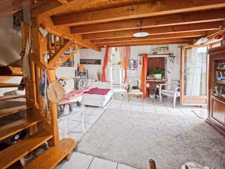 immeuble à fort potentiel locatif – 257 m² – plusieurs logements – 2 garages – montmorot