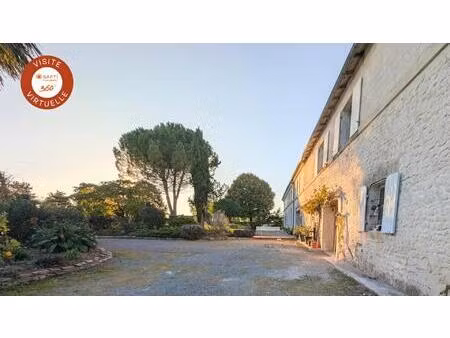maison charentaise de 292 m²  5 chambres + parc + chai