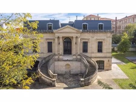 magnifique duplex familiale avec 4 chambres avec un jardin privatif avec piscine