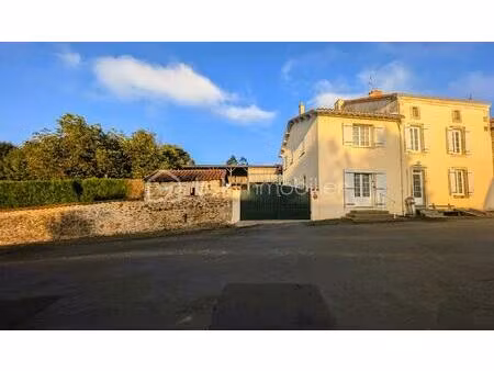 maison en pierre de 197 m² à fenioux