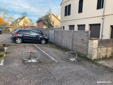 parking privatif avec arceau dans cour intérieure