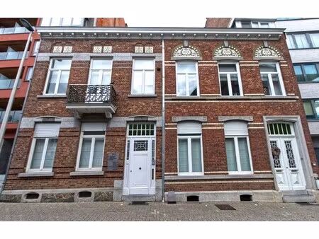 kantoor - 8 burelen - 16 tot 20 werkplaatsen - parking mog.