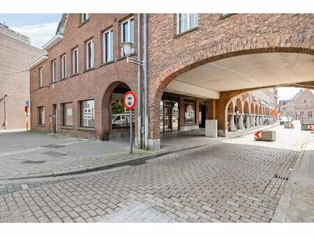 ruim handelspand van ca. 165 m² op een commerciële locatie.