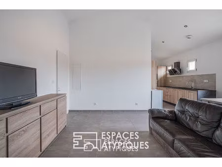 appartement contemporain au plafond cathédrale