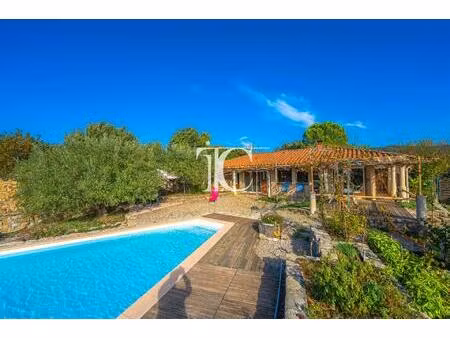 maison en pierre 223m² habitables terrain 4625m² piscine a debordement vue panoramique