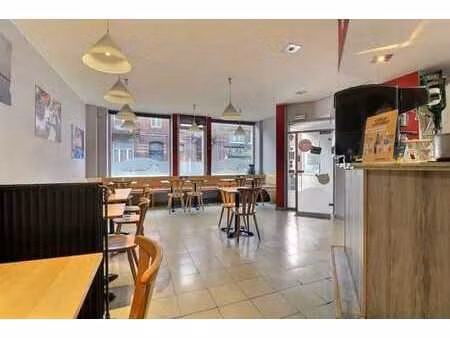 spacieuse cellule commerciale avec bail en cours