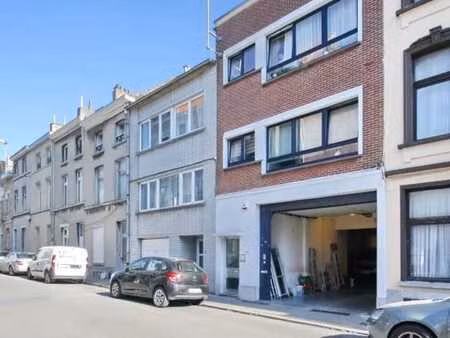 entreprôt + bureaux. possibilité vitrine !