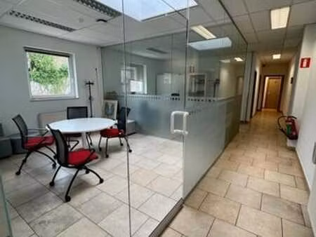 bureaux avec cour au centre de la louvière