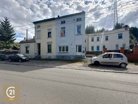 grande maison de trois chambres.