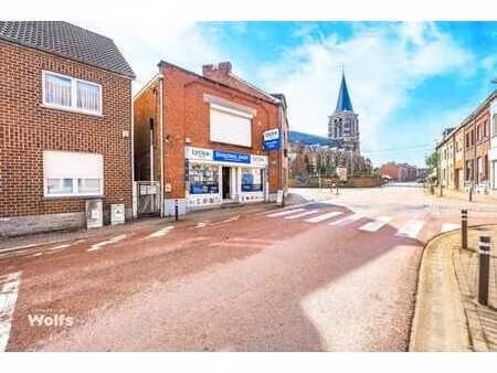 maison composée d’un rez commercial et d’un logement indép.