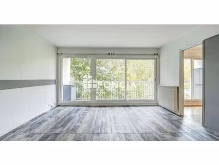 dernier étage avec balcon en bord de seine