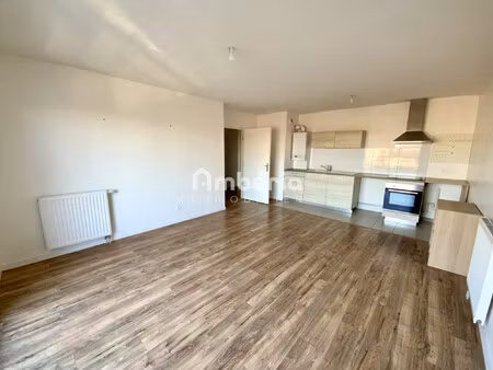 appartement t3 avec balcon  place de parking - centre-bourg de s