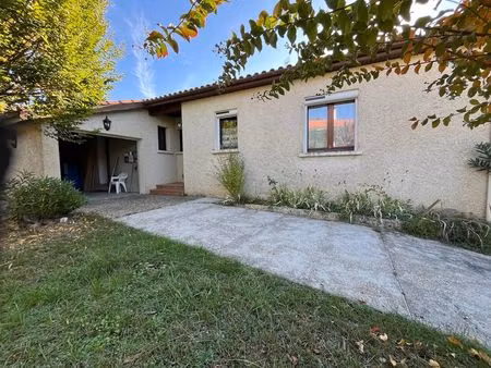 maison de plain-pied située à proximité des commerces  jardin et garage