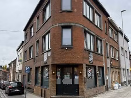 immeuble mixte commerce+2apparts 3ch et garage.