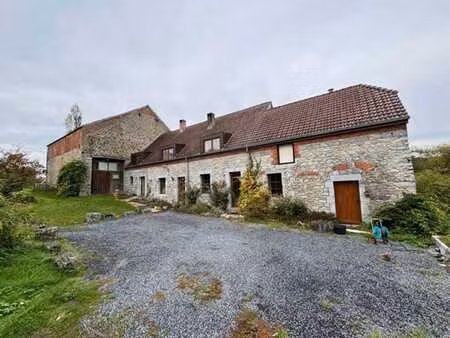 spacieuse maison en pierre de 270 m² habitables avec grange.