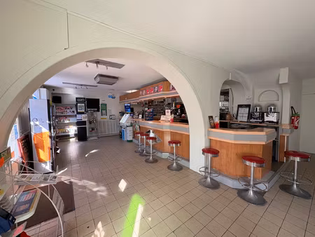 fond de commerce avec appartement au breil-sur-merize