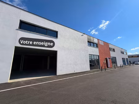 a louer local commercial 300 m2 zone commerciale visibil