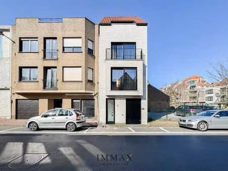 maison récente de 4 chambres à coucher près de l'avenue lipp