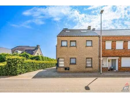 gelijkvloers appartement met 2 slaapkamers  ruim terras e...