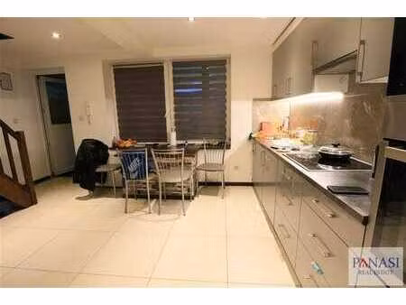 arrière maison  atelier/bureau aménagé