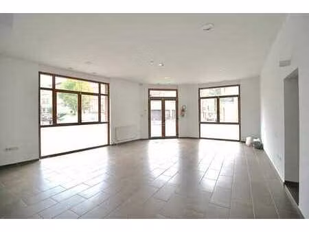 rez commercial avec large vitrine - emplacement premium !