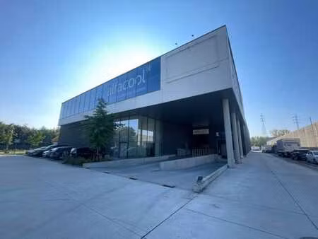 immeuble commercial à louer avec vue sur l'e40 à erembodegem