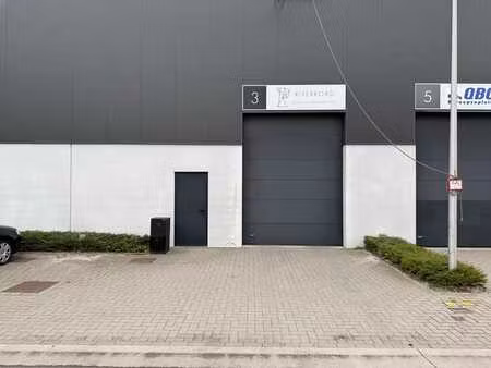 bedrijfsruimte met magazijn  kantoor en appartement te ze...