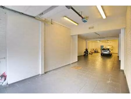 entreprôt + bureaux. possibilité vitrine !