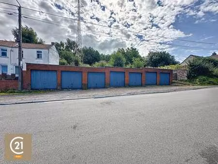 ensemble de sept garages + annexes et terrain