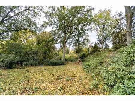 terrain très bien situé  à prox immédiate du lac de genval