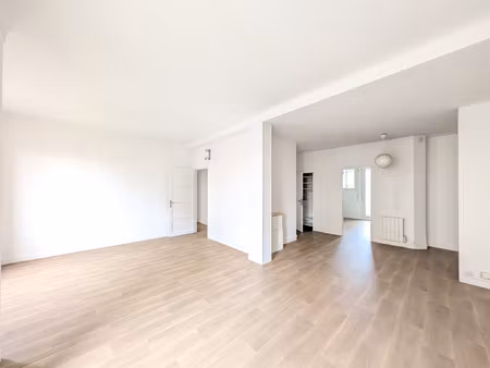 vieux-port - place château joly - t3/4 - 1 er étage - 92 m2