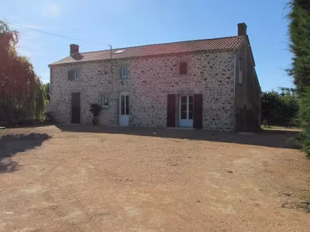 location maison 7 pièces 164 m² à argentonnay (79150)  1 280 €