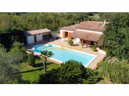 propriété familiale avec piscine et terrain de 1 270 ha